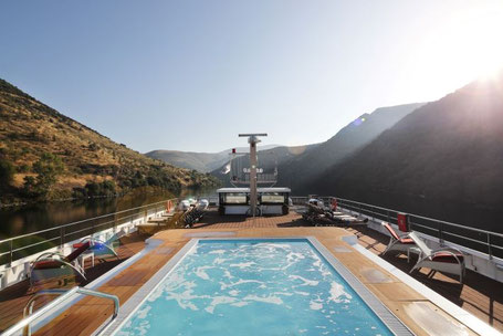 Pool auf dem Sonnendeck vom Flussschiff A-ROSA ALVA auf dem Douro 2026
