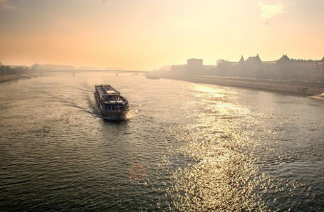 Donauschiff in Budapest im Sonnenaufgang 2026 