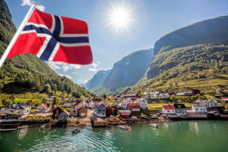 Fjord mit Norwegenfahne