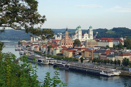 Passau Panoramabild mit Flussschiffen 2026 