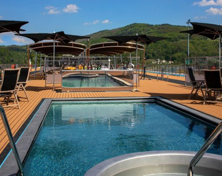 Pooldeck auf dem Luxusschiff AmaMagna 2026