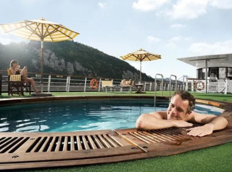 Pool auf dem Sonnendeck der A-ROSA FLORA 2026