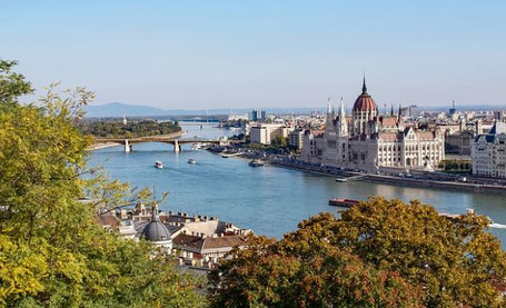 Parlamentsgebäude Budapest an der Donau 2026