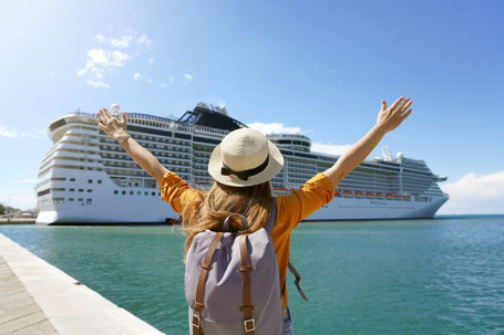 Frau vor Kreuzfahrtschiff 2026