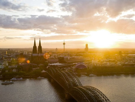 Köln am Rhein bei Sonnenuntergang 2026