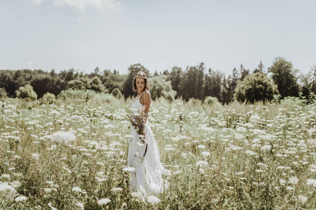 Dein großer Tag im Boho-Stil: Brautkleid Zweiteiler Inspiration: Eine inspirierende Aufnahme eines Boho Brautkleid Zweiteilers mit einem langen, fließenden Rock und einem romantischen Spitzen-Oberteil. Ideal für eine natürliche Hochzeitsfeier im Freien.