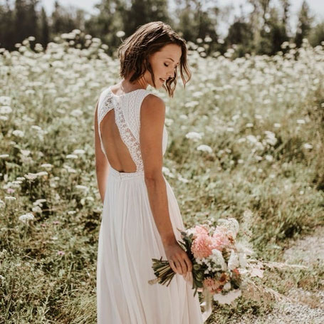 Boho-inspiriertes Brautkleid aus Baumwolle mit Rückenausschnitt –tiefer Rückenausschnitt bei einem schlichten Hochzeitskleid – designed von Rike Winterberg, elementar Brautrmode made in Germany.