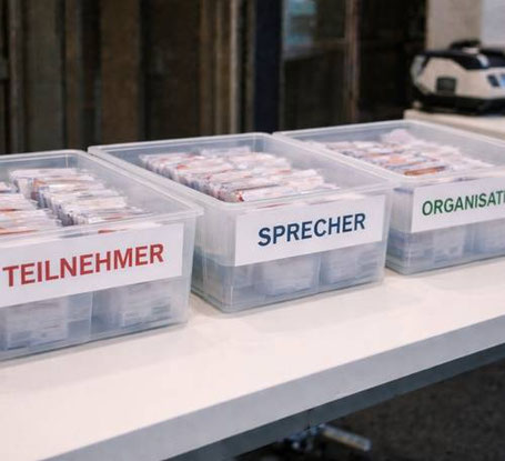 Bild von vorproduzierten Badges in Plastikkisten