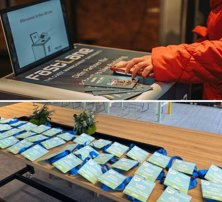 Eine Bildcollage mit zwei Bildern. Oben sieht man einen Selfprint-Kiosk in Nutzung. Unten sieht man ausgelegte Badges auf einem Tisch.