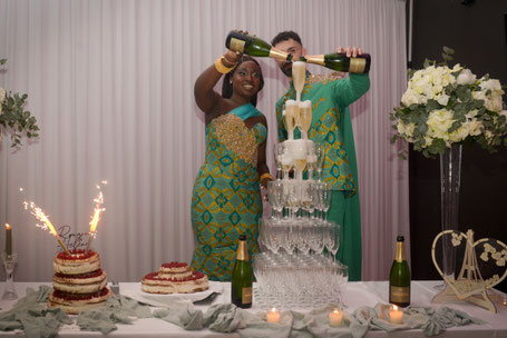 Présentation du gâteau des mariés à Nantes avec Mathilde photographe de mariage à Beaupréau et Cholet.