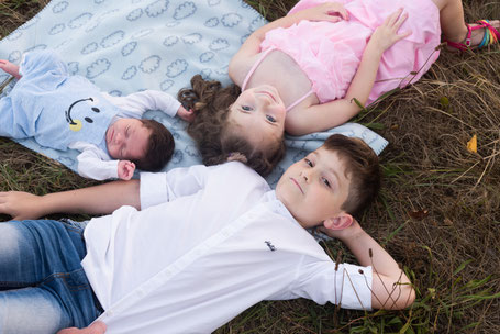 Portrait de famille à Oudon, séance photo nouveau-né à Vallet et à Ancenis. Mathilde Meunier photographe à domicile ou en studio à Orée d'Anjou.