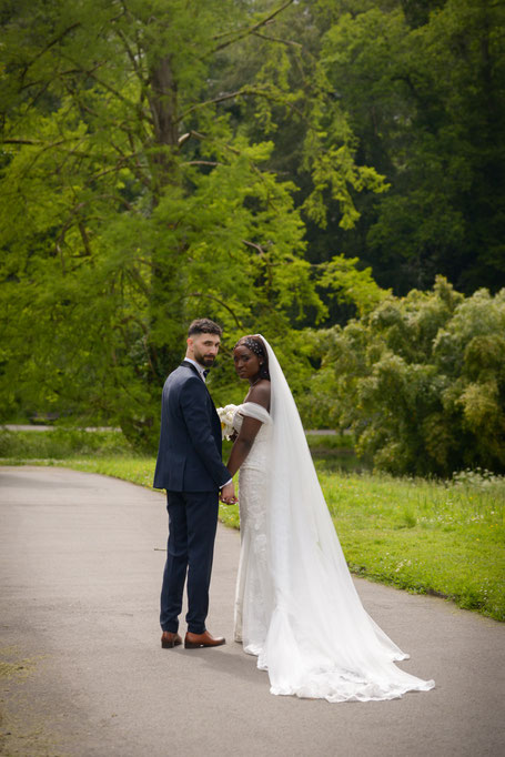 Robe et costume des mariés et photos de couple avec Mathilde photographe à Nantes et à Ancenis.