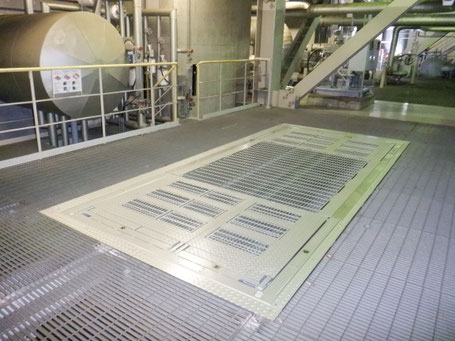 安全柵一体型バランスウエイト式開口部開閉装置（90ハッチ）の火力発電所の施工事例③全開状態