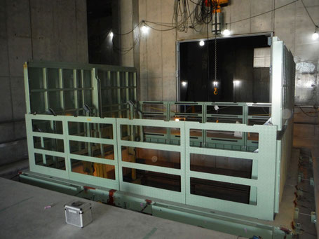 安全柵一体型バランスウエイト式開口部開閉装置（90ハッチ）の地下道路・換気所の施工事例①全開状態