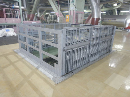 安全柵一体型バランスウエイト式開口部開閉装置（90ハッチ）の原子力発電所の施工事例①全開状態