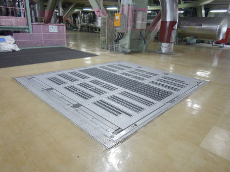安全柵一体型バランスウエイト式開口部開閉装置（90ハッチ）の原子力発電所の施工事例①閉止状態