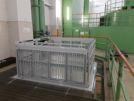 安全柵一体型バランスウエイト式開口部開閉装置（90ハッチ）の原子力発電所の施工事例②全開状態