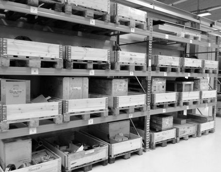 Spindelservice Lagerregal mit Spindeln in Holzkisten