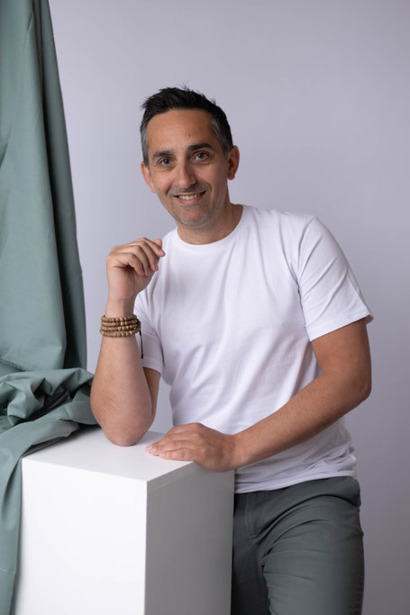 photographe portrait professionnel Avesnois - photo corporate homme en intérieur