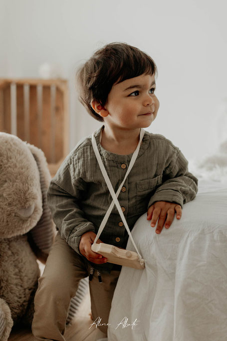 Photographe bébé Avesnois : Maho souriant assis près d’une peluche géante