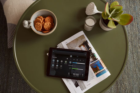 So einfach und intuitiv lässt sich ein Smart Home steuern – domovea expert von Hager verknüpft einzelne Funktionen wie z. B. Rollläden und Heizungssteuerung in einer App. (Foto: epr/Hager Vertriebsgesellschaft)