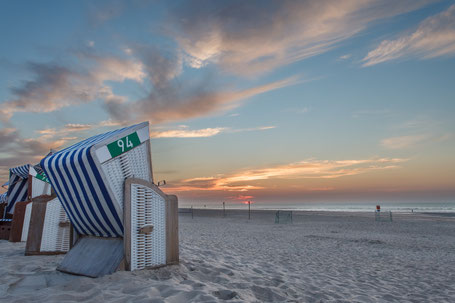 Sommerabend auf Norderney mit Strandkörben – perfekte Auszeit am Meer - Strandloft Norderney Ferienwohnungen