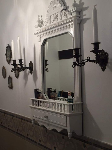 Badezimmeridee: Antiker Spiegel aus Massivholz