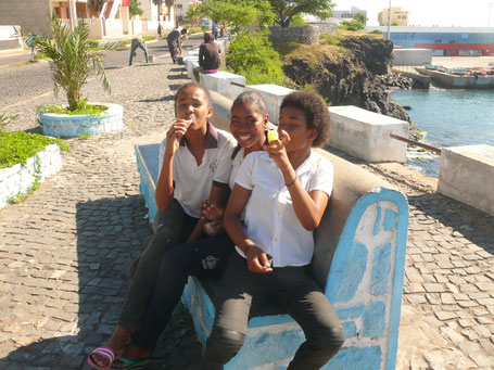 Porto Novo: Ces joyeuses filles ont demandé qu'on les prenne en photo.