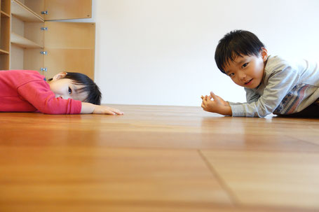 子どもの足音　フローリング