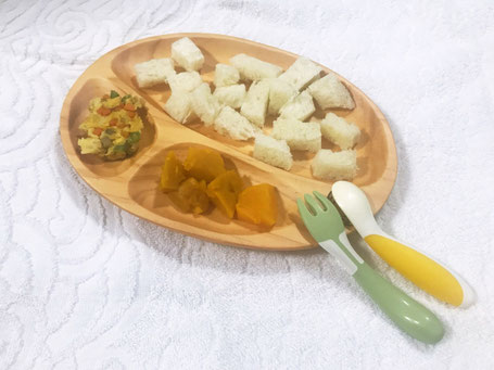 スプーンに食べ物を乗せた状態で渡す