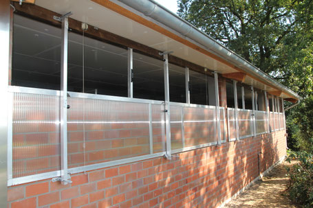 Außenansicht eines Warmstalls mit Außenklimareiz