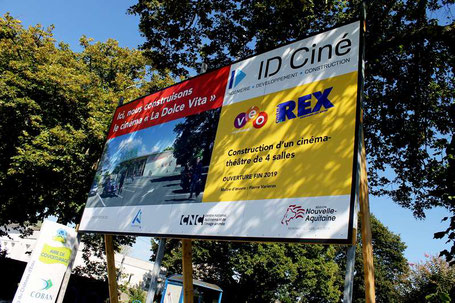 La maquette du complexe culturel "cinéma-théâtre" d'Andernos-les-Bains est présentée sur un panneau d'affichage installé route de Bordeaux. Photo M.M.
