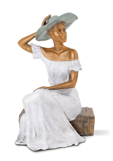 Margaux : Sculpture en bronze d'une femme assise sur une valise en tenant son chapeau