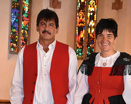 Das Jodelduett Andreas Heinz und Julia Brosi  werden von Berni Hunger an der Handorgel begleitet.