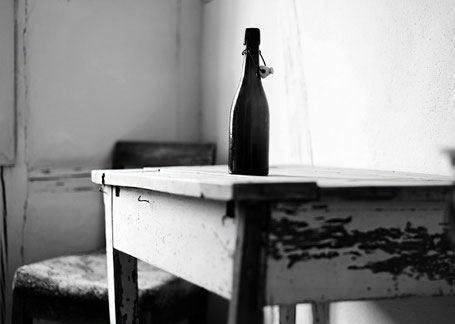 Kunstdruck - Fotografie Lost Place Tisch und Stuhl