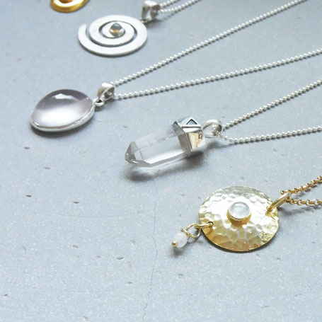 Spirituelle Ketten mit Anhänger in silber und gold - Handgefertigter Edelstein & Symbol Schmuck