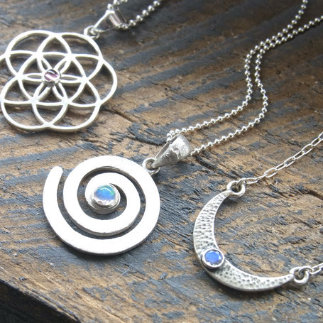 Kosmische Symbole Schmuck – Sonne, Mond, Sterne & Planeten Anhänger aus Silber, inspiriert vom Universum