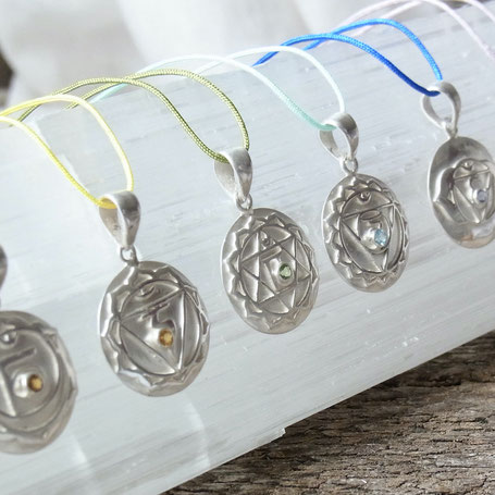 Chakra Schmuck mit handgefertigten Symbol Anhänger in Silber