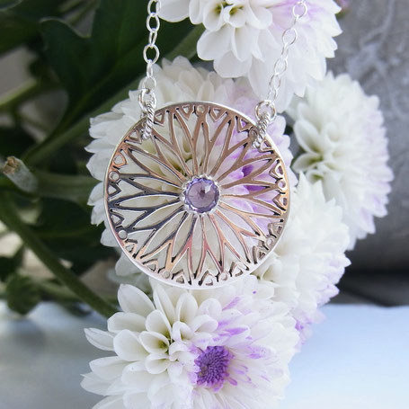 Mandala Schmuck Symbol Anhänger in Silber mit Edelstein für Ganzheit, Harmonie und innere Mitte 