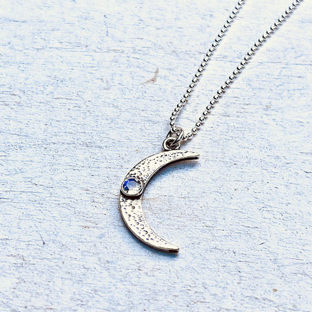 Mond Symbol Schmuck Anhänger mit Mondstein in Silber - Symbol für Intuition & Wandel