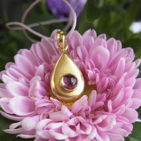 Flamme des Herzens Schmuck – handgefertigter Anhänger aus vergoldetem Silber mit pink Turmalin, Symbol für Liebe & Herzenergie