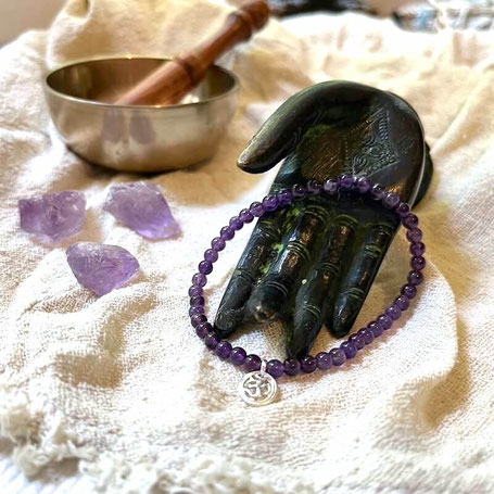 Yogaschmuck mit Edelsteinen und symbolischen Anhängern