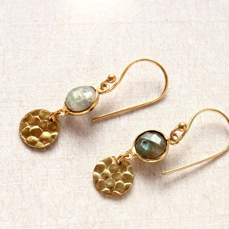 Ohrringe mit grün schillernden Edelsteinen in gold