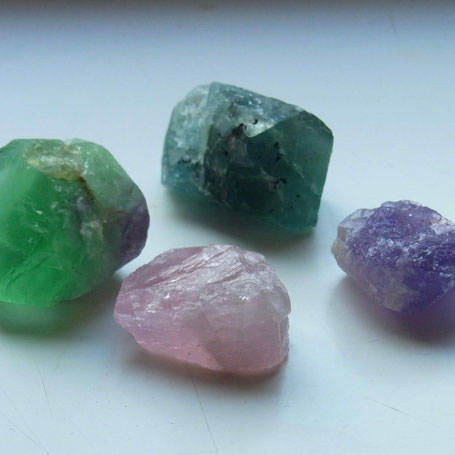 Rohsteine wie Fluorit Kristalle in grün, rosa und violett