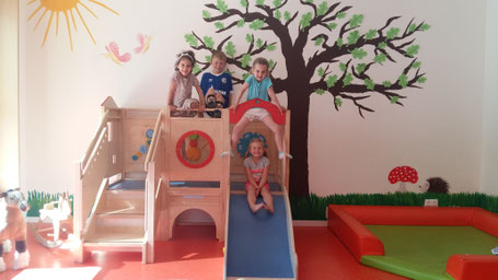 Kinder auf der IndoorRutsche.