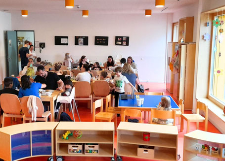 Familien beim Frühstück im offenen Treff. 