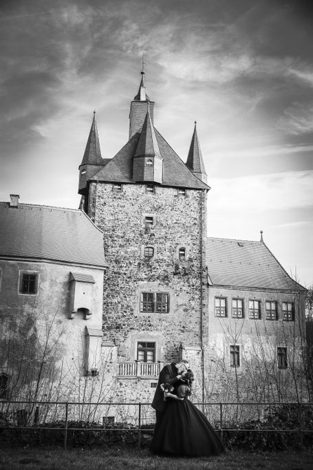 Gothic Hochzeit Fotograf Dresden, Gothic Hochzeit Burg Kriebstein, Burg Kriebstein Heiraten, Hochzeitsfotograf Burg Kriebstein, Hochzeit WGT, Hochzeit in schwarz, Schwarzes Brautkleid Dresden, Gothic Hochzeitsfotografie, mittelalterliche Hochzeit Dresden,