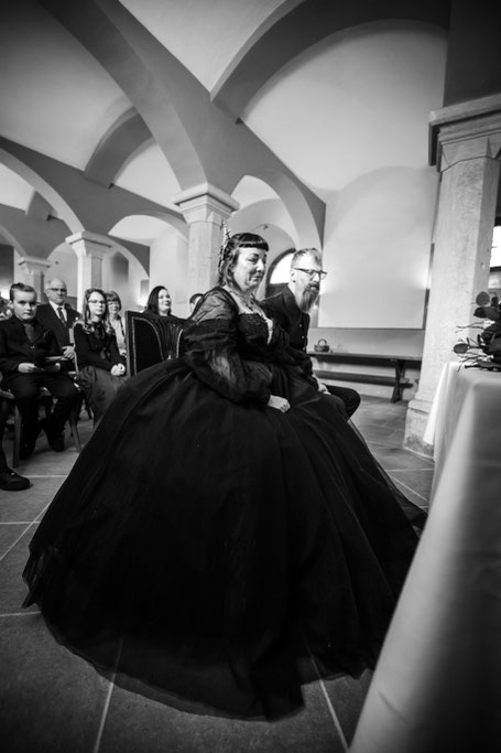 Gothic Hochzeit Fotograf Dresden, Gothic Hochzeit Burg Kriebstein, Burg Kriebstein Heiraten, Hochzeitsfotograf Burg Kriebstein, Hochzeit WGT, Hochzeit in schwarz, Schwarzes Brautkleid Dresden, Gothic Hochzeitsfotografie, mittelalterliche Hochzeit Dresden,