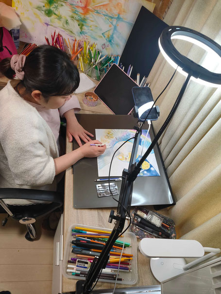 アート制作にはたくさんの道具を使うことを示す画像
