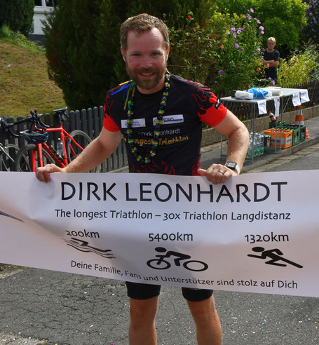 Der längste Triathlon der Welt: Dirk Leonhardt bei seinem Finish nach 45 Tagen